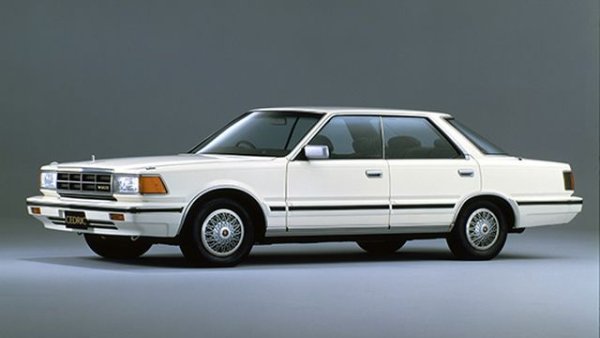 През 1983 на пазара се появява първият автомобил с автоматични чистачки, които могат да се саморегулират според силата на дъжда или снега. Това е лимузината Cedric Model Y30 на Nissan (на снимката). Същата система се инсталира и в Nissan Gloria. 
